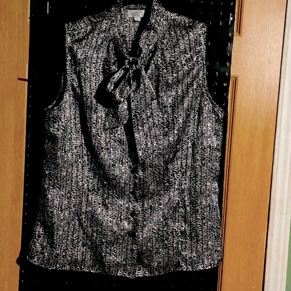 Tahari Blouse size Large - Picture 2 of 4